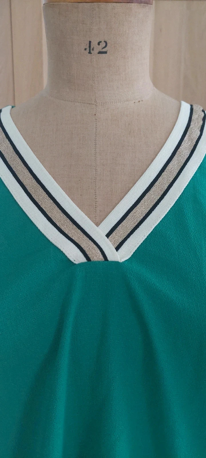 Debardeur vert avec col V style tennis - Taille L - Excellent etat – photo 2
